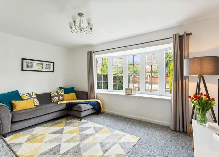 Bright & Spacious With Garden & Parking
