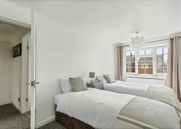 Bright & Spacious With Garden & Parking