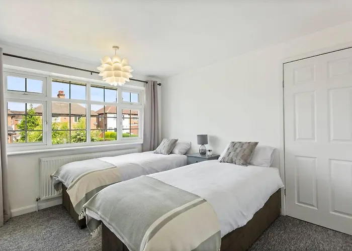 Bright & Spacious With Garden & Parking
