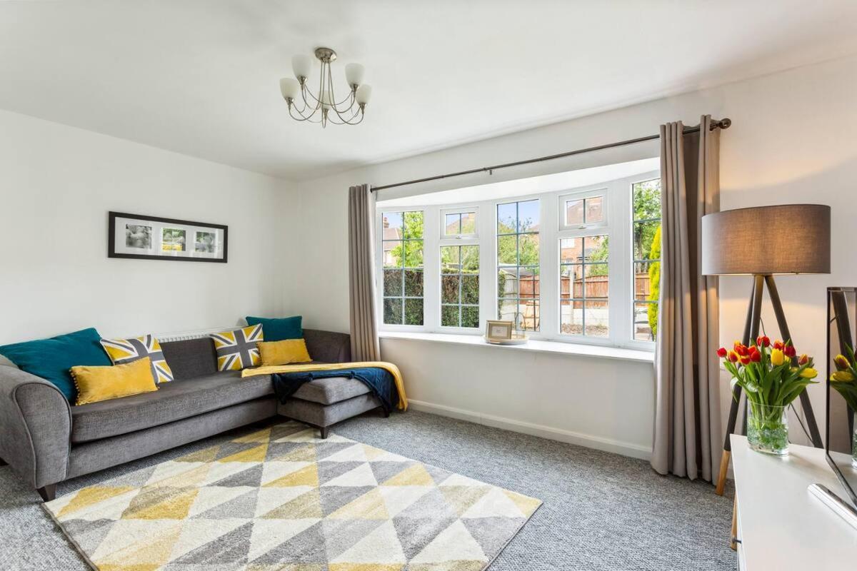 Bright & Spacious With Garden & Parking Villa *