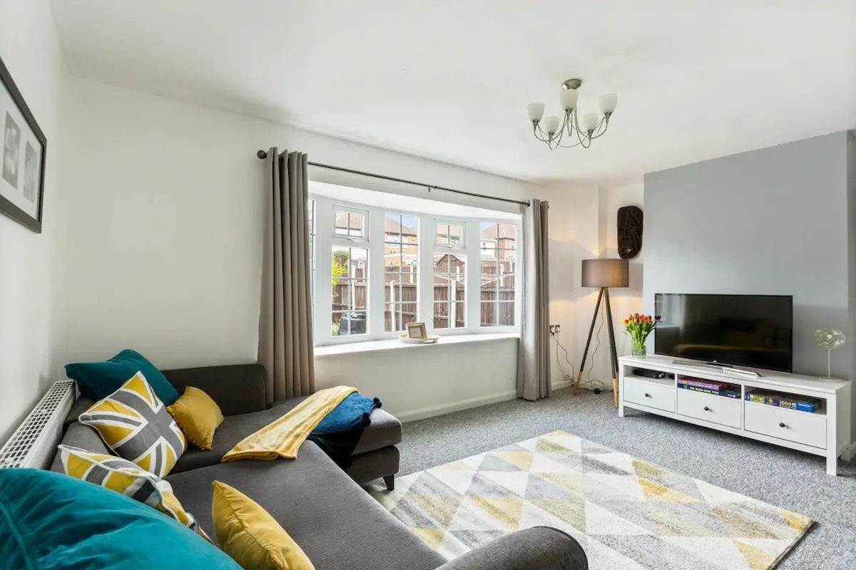 Bright & Spacious With Garden & Parking Villa Nottingham